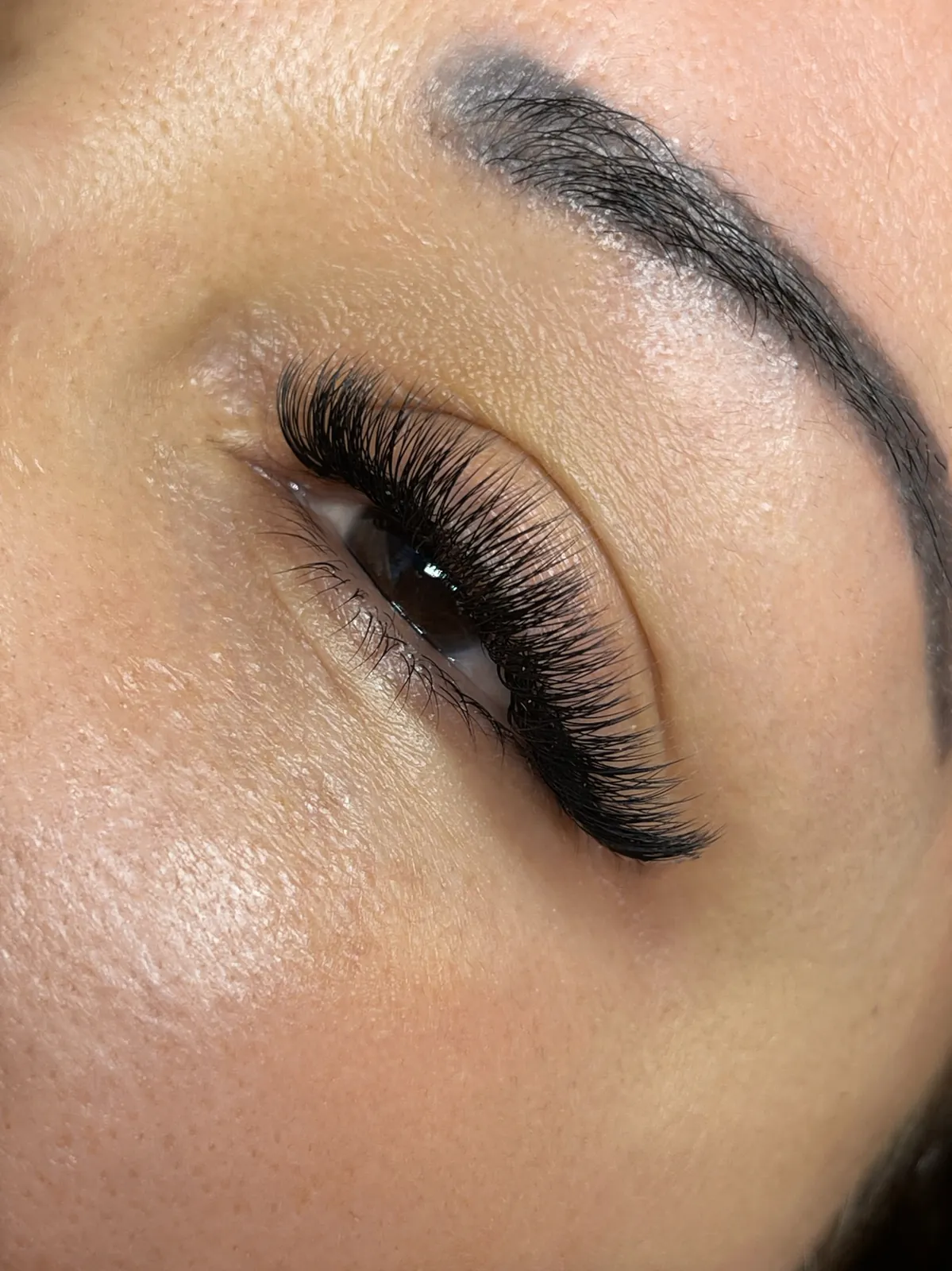 Closed eye showing an even volume lash line, DEEPINLASH Brooklyn